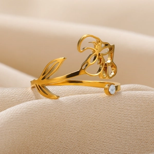 Detail of adjustable 18K gold plated flower ring with leaves and clear zircon stone
