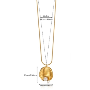 Detailed size chart of textured 18K gold heart pendant with pearl and zircon stone