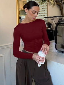 Top aderente a maniche lunghe con schiena scoperta bordeaux e scollo a barchetta