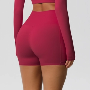 Vue arrière du short de yoga taille haute rouge foncé montrant l'effet galbant