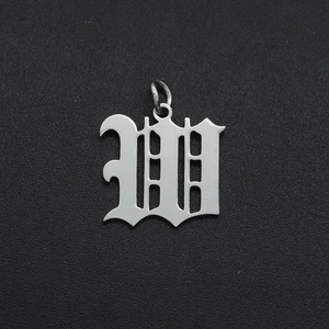 Detailweergave van de gotische letter W-hanger van geborsteld roestvrij staal met ring