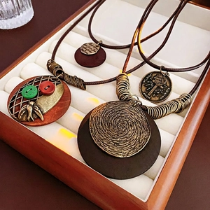 Collier À Pendentif Rond Vintage Style Ethnique Rétro Double Couche Corde En Cuir Bois Alliage Bijoux Pour Femmes