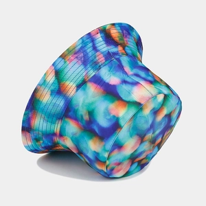 Détail d'un chapeau bob avec motif tie-dye floral et coutures parallèles sur le bord large