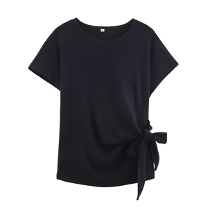 Détail du tissu à côtes noires avec nœud latéral élégant sur le bas du t-shirt