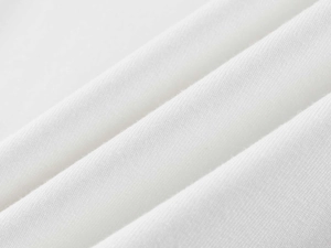 Vue macro d'un tissu modal tricoté blanc montrant la texture douce et le tissage