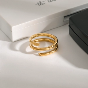 Vue détaillée d'une bague spirale dorée à double couche avec finition métal lisse