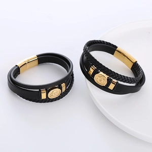 Dreilagiges schwarzes Lederarmband mit goldenem Totenkopf und Hexagramm-Stern-Anhänger