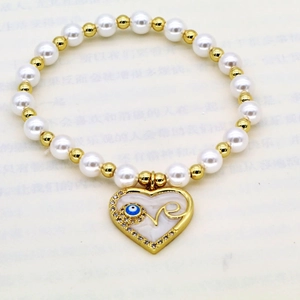 Handgefertigtes Perlenarmband mit Kunstperlen, Goldperlen und Herz-Auge-Anhänger