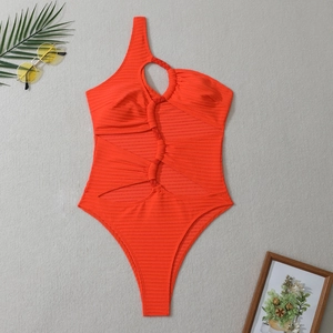 Détail du maillot de bain asymétrique orange avec découpe tressée et texture côtelée