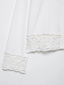 Gros plan détaillé des motifs complexes de dentelle au crochet blanche sur tissu en coton