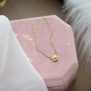 Minimalist daisy sunflower necklace with gold finish on pink velvet gift box