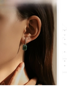 Dettaglio orecchino in argento S925 con pendente rettangolare verde smeraldo e diamanti