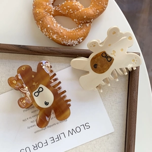 Pinces à cheveux ours mignon en acétate marron et crème, vue style de vie à 45 degrés