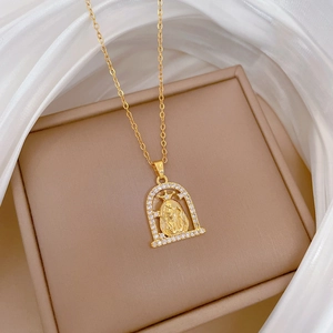 Collier luxueux en titane doré avec un pendentif portrait serti de strass brillants