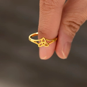 Elegant s925 silver triquetra celtic knot ring with high polish gold finish for women