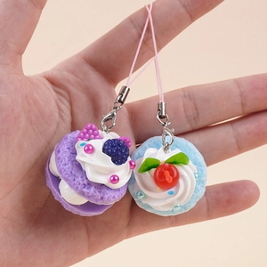 Mini-Kuchen Schlüsselanhänger mit Beeren und Macaron-Design an Metallhaken