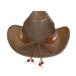 Détail d'un chapeau de cow-boy bronze avec ruban à étoiles et breloques en bois