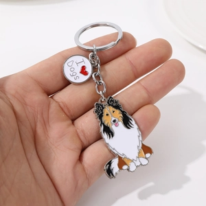 Gros plan détaillé du porte-clés émaillé chien Sheltie avec plaque I Love Dogs