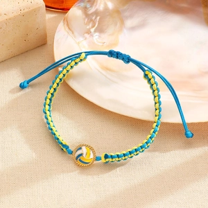 Macro-opname van blauw-gele geweven volleybalarmband met verstelbare treksluiting