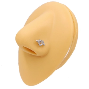 Clou de nez en argent en forme de cœur avec zircon présenté sur un modèle de nez réel