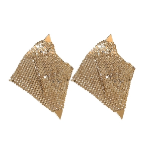 Boucles d'oreilles triangulaires dorées irrégulières avec design en maille métallique