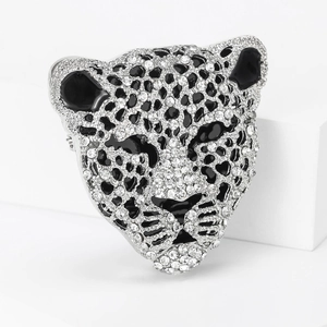 Dettaglio macro della spilla a testa di leopardo in argento con strass e occhi smaltati