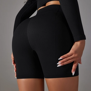 Gros plan détaillé sur la texture nid d'abeille du short de sport noir à taille haute