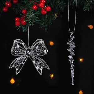 Fiocco natalizio in acrilico trasparente e ghiacciolo appesi a un albero decorato