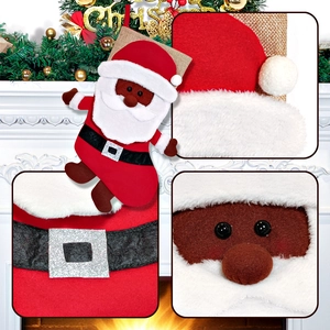 Dettaglio calza di Natale con Babbo Natale nero 3D, cappello peloso e fibbia glitterata