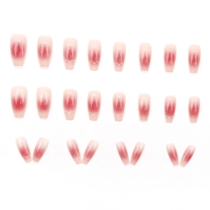 Faux ongles dégradés roses avec motifs de cœur blanc et forme trapèze allongée