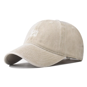 Détail de la casquette de baseball en coton lavé beige avec broderie de chien blanc
