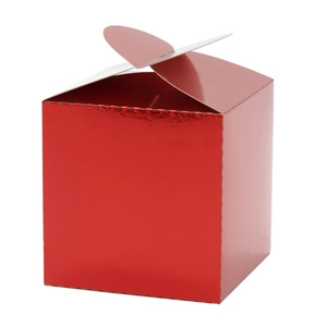 Boîte cadeau rouge brillante en forme de cœur avec structure cubique pour mariages