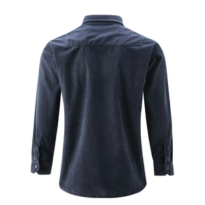 Vista posteriore di una camicia da uomo in velluto a coste blu navy con trama del tessuto