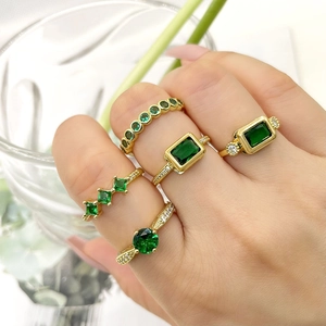Ensemble de cinq bagues plaquées or 18 carats ornées de zircons vert émeraude éclatants