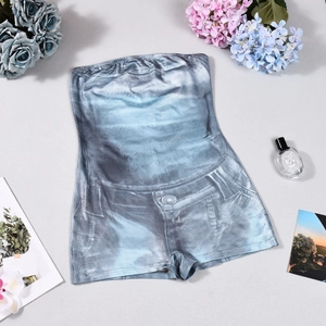 Flachbild von engem Tube-Top-Jumpsuit mit hellblauem Denim-Print und Mode-Accessoires