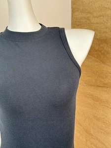Detail eines dunkelgrauen Rippstrick-Tanktops mit hohem Ausschnitt auf einer Schaufensterpuppe