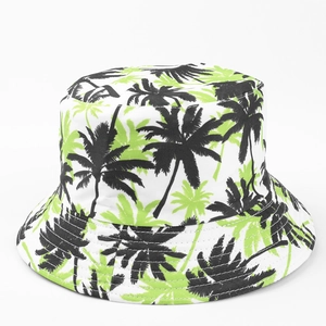 Détail de l'imprimé palmier tropical sur bob en coton blanc avec coutures soignées