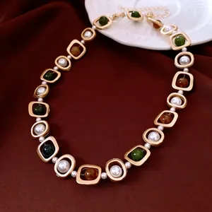 Collier vintage de style français avec perles blanches, calcédoine verte et ambre