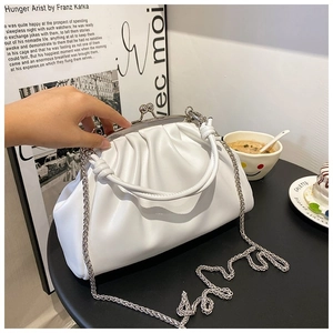 Détail du sac nuage froncé blanc avec fermoir en métal argenté et bandoulière chaîne