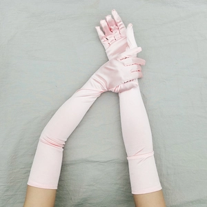 Dettaglio di guanti lunghi in raso rosa che mostra il tessuto elastico e la finitura