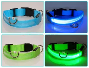 Détail de colliers LED pour chiens en bleu et vert montrant les modes et la sangle nylon S