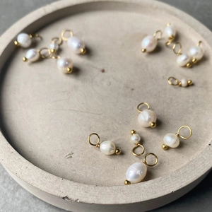 Dettaglio di pendenti in perle d'acqua dolce barocche con ganci placcati in oro 14K
