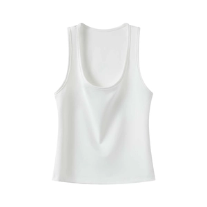 Détail à plat d'un débardeur de sport blanc cintré avec col carré sur fond blanc