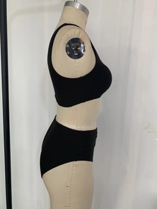 Vue latérale d'un ensemble bikini noir côtelé à taille haute sur un mannequin de mode