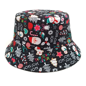 Détails des motifs de Père Noël, bonhomme de neige et flocons sur ce chapeau bob de Noël