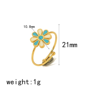 Detailed size view of a gold daisy adjustable ring with blue and white petals