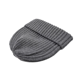 Berretto in maglia a coste grigio spesso con risvolto per calore invernale e comfort esterno