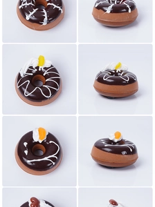 Dettaglio di ciambelle decorative in PU con crema e guarnizioni di frutta realistiche
