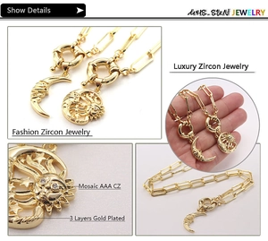 Vue détaillée des pendentifs soleil et lune avec zircons AAA et placage en or 18k
