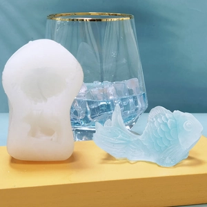 Stampo in silicone per cubetti di ghiaccio a forma di pesce koi con ghiaccio blu e bianco